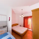 Apartment Ticinovic Omis